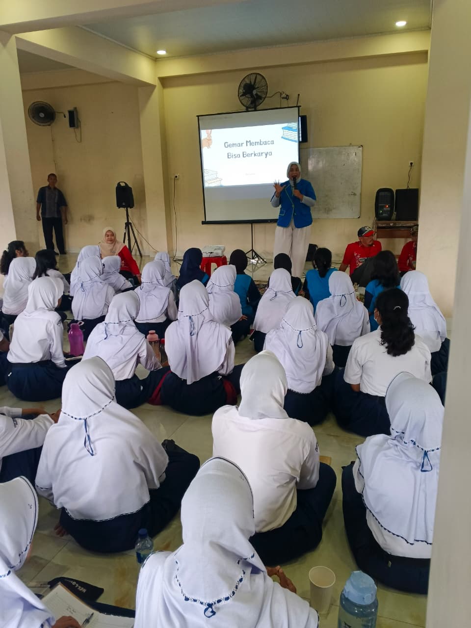 Roadshow Workshop Membaca Ke SMP Negeri 195 Jakarta